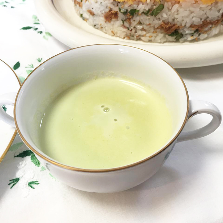 グリンピースとピーナッツの豆乳スープ